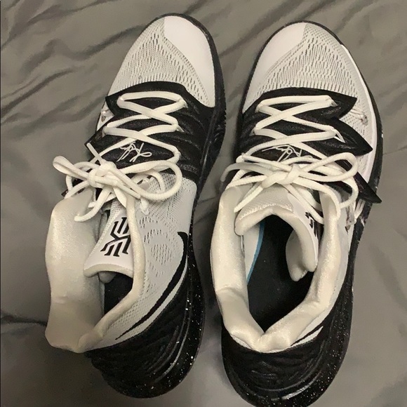 Kyrie 5’s basketball shoes - Picture 2 of 2